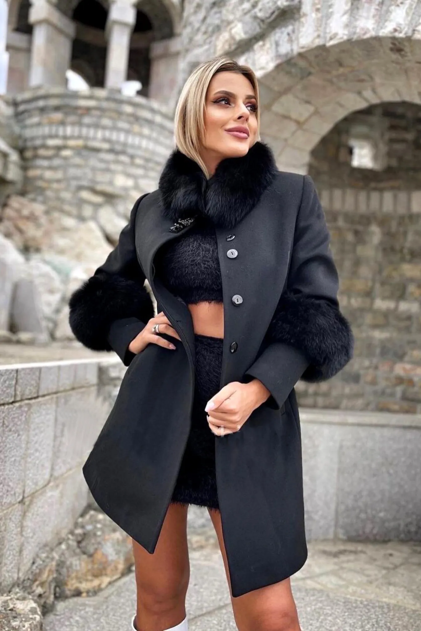 Cappotto nero invernale Moda Mania a colo alto accessoriato con spilla in strass